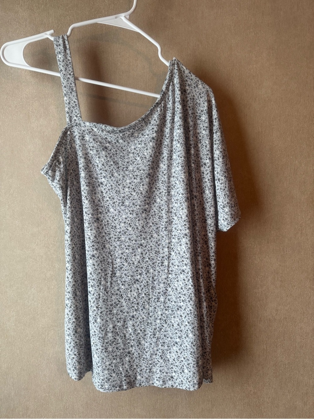 Daytrip One-Shoulder Floral Tank Top - Gray
